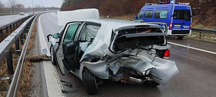 verlorene skihelme verursachen massencrash auf a96 – autofahrer fährt weg